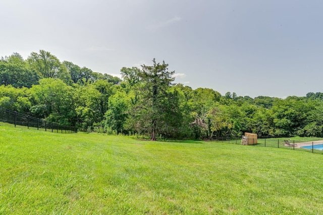 view of yard featuring a rural view