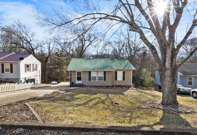 view of front of home featuring a front lawn