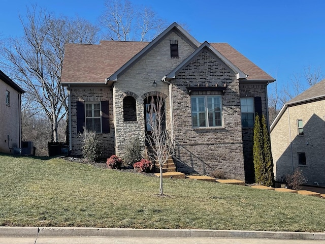 view of front of home featuring a front yard