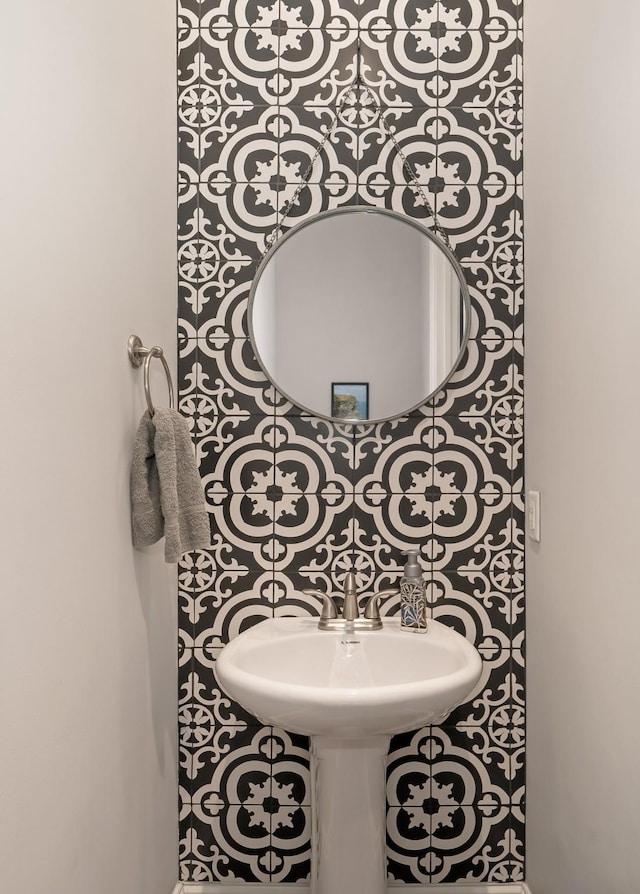 bathroom featuring sink