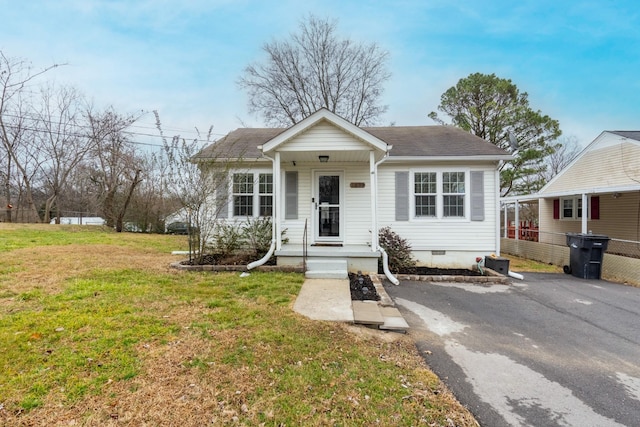 view of front of home featuring a front lawn