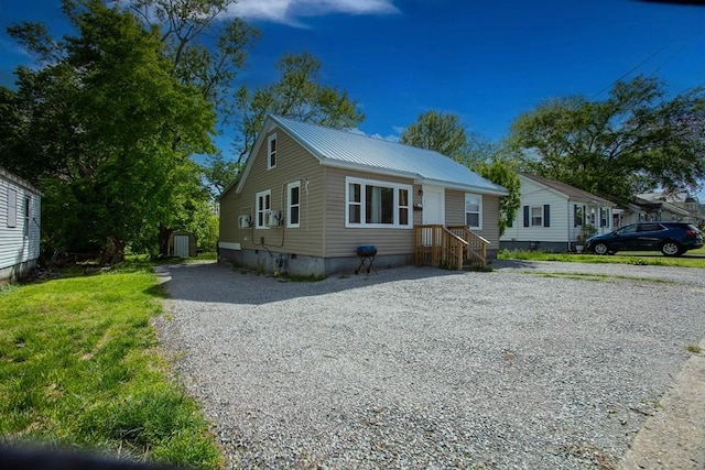 view of front of house with cooling unit, a storage shed, and a front lawn