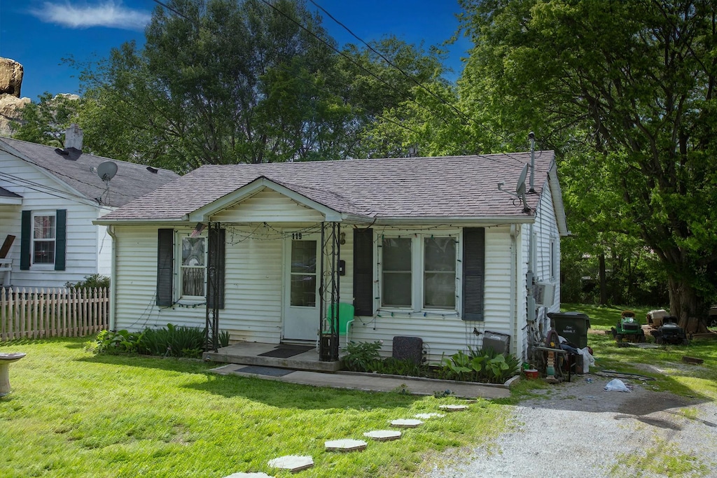 view of front of property with a front yard