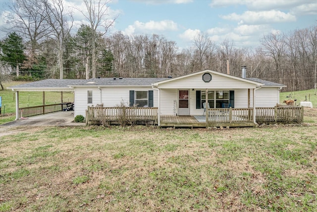 view of front of home featuring a carport and a front yard