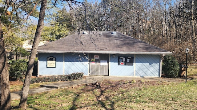 view of front facade featuring a front lawn