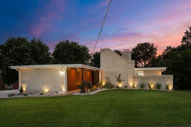 view of front of house featuring a lawn