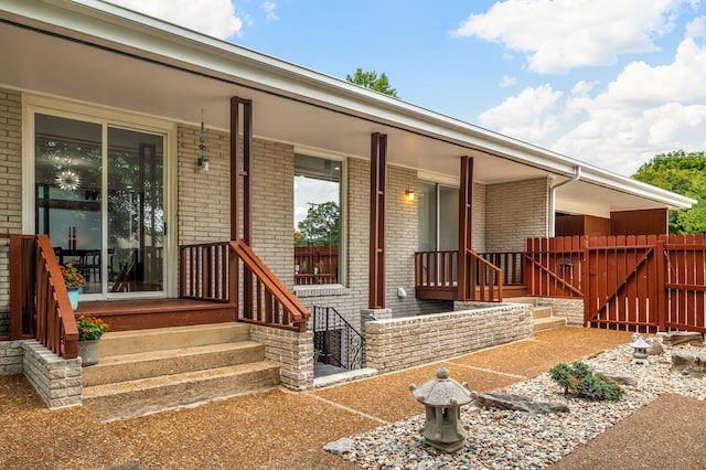 property entrance featuring a porch