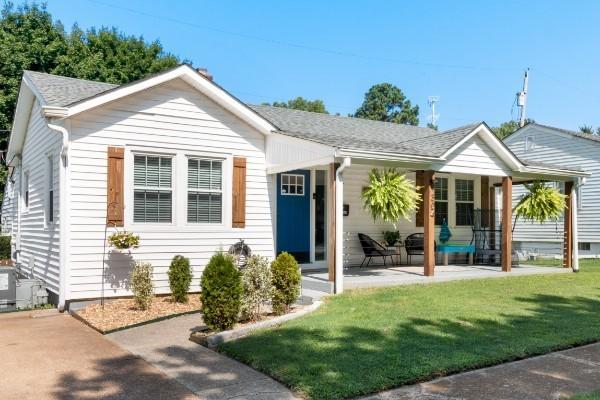 view of front of house featuring a front lawn