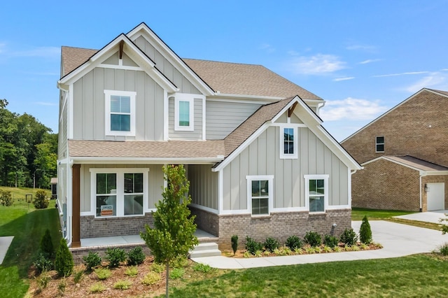 craftsman-style home featuring a front yard