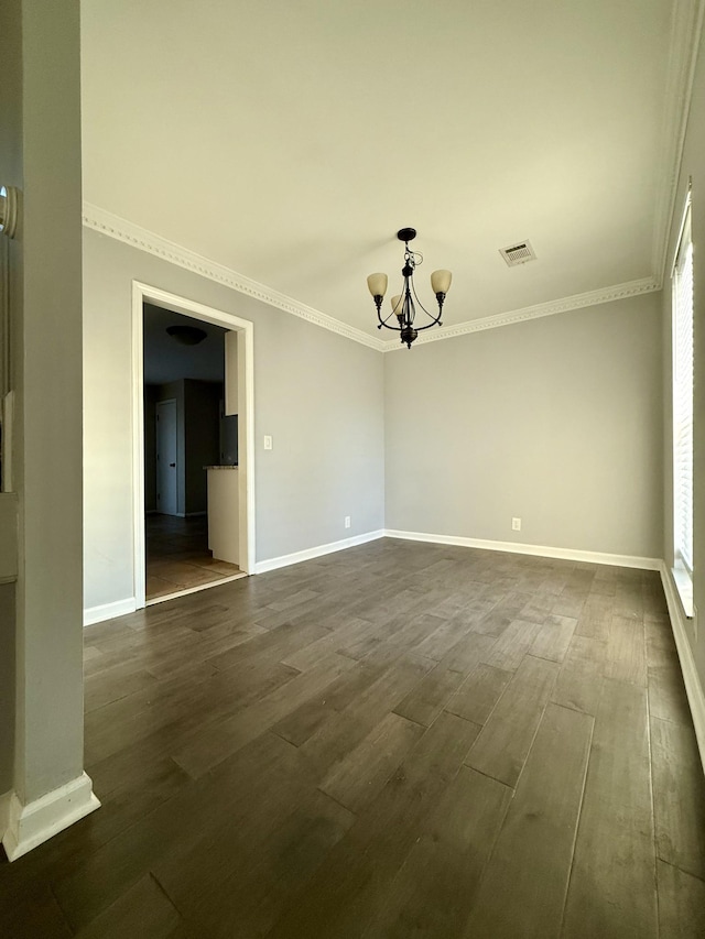 empty room with dark wood-type flooring and an inviting chandelier