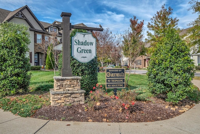 community / neighborhood sign featuring a lawn