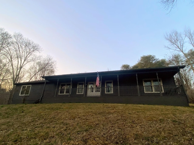 view of front facade featuring a front yard