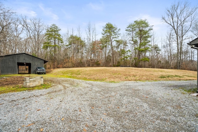 view of yard featuring an outbuilding