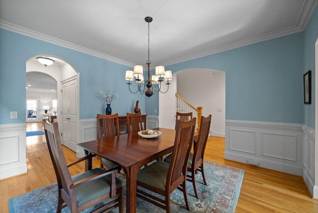 dining room with crown molding, a chandelier, and light hardwood / wood-style floors