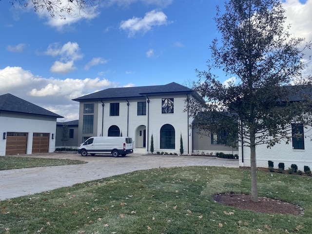 view of front of home featuring a garage and a front yard