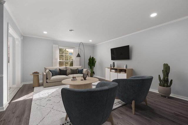 living area with recessed lighting, crown molding, baseboards, and wood finished floors