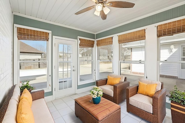 sunroom with ceiling fan