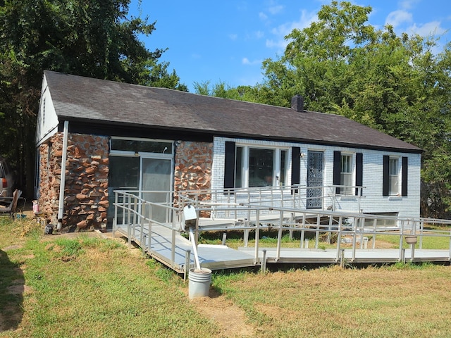 view of front of property featuring a front yard