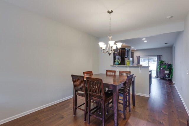 dining space featuring dark wood-style floors, recessed lighting, an inviting chandelier, and baseboards