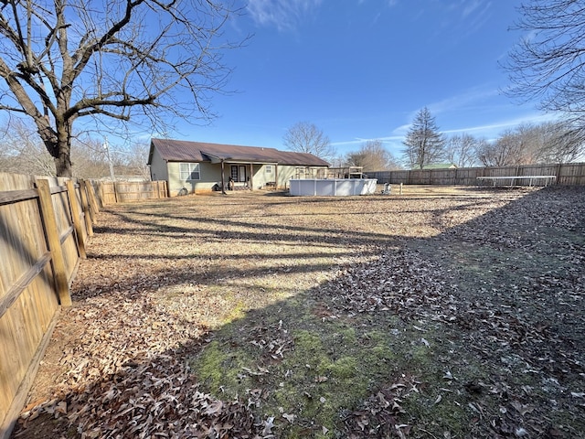 view of yard with a pool