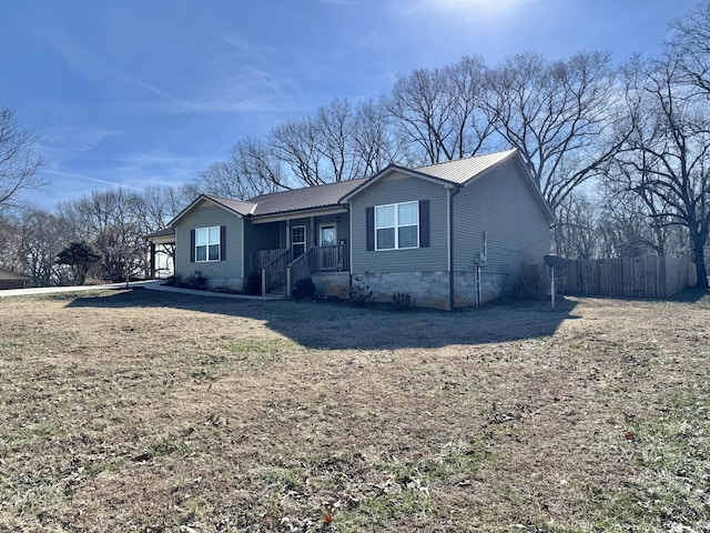 view of front of property featuring a front lawn