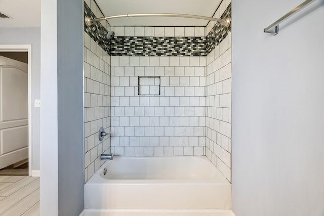 bathroom with tiled shower / bath