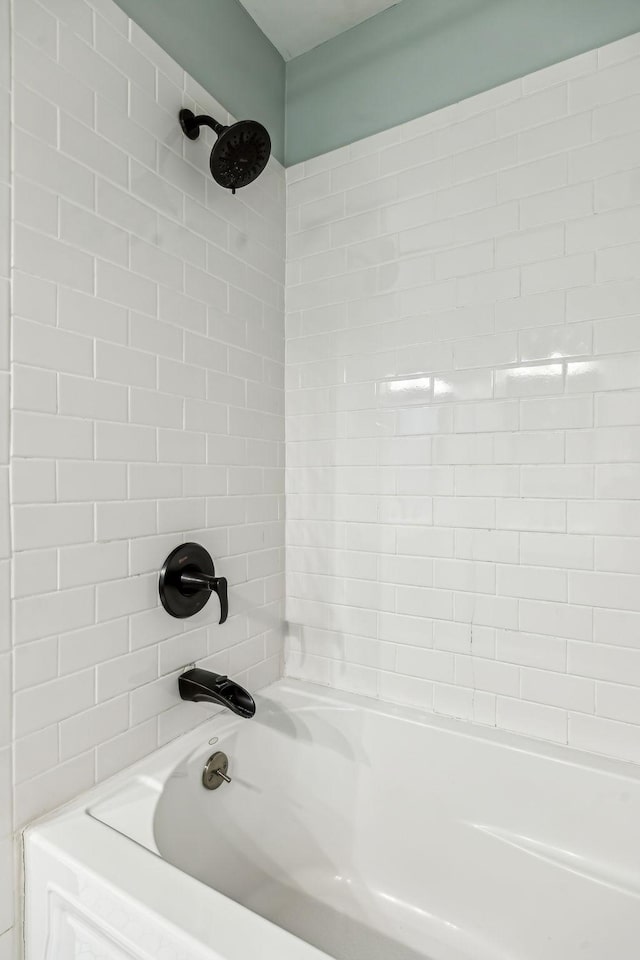 bathroom with tiled shower / bath combo