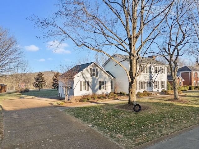 view of front facade with a front yard