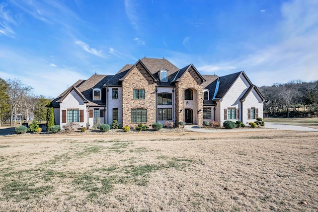 view of front of home featuring a front lawn