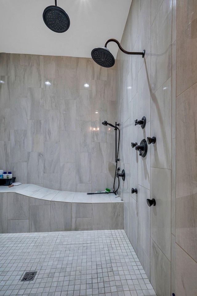 bathroom featuring tiled shower