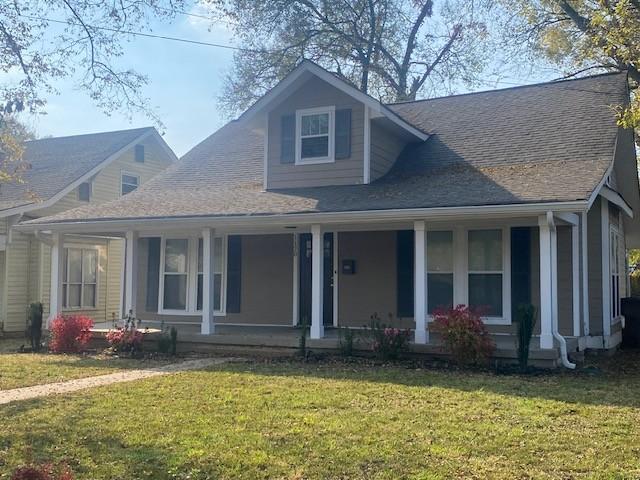 view of front of property featuring a porch and a front lawn