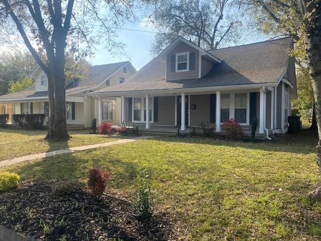 view of front of property featuring a porch and a front yard