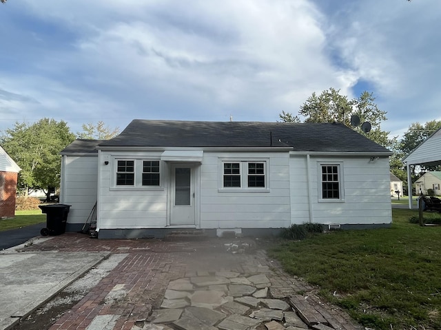 back of house featuring a lawn