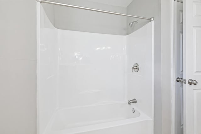 bathroom with bathtub / shower combination