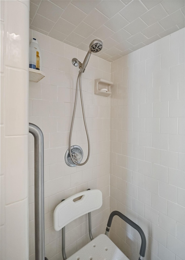 bathroom featuring a tile shower