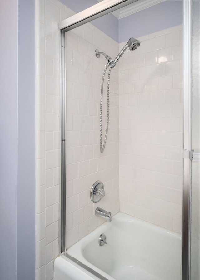 bathroom with tiled shower / bath combo