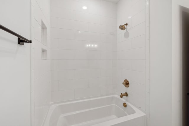 bathroom featuring tiled shower / bath combo