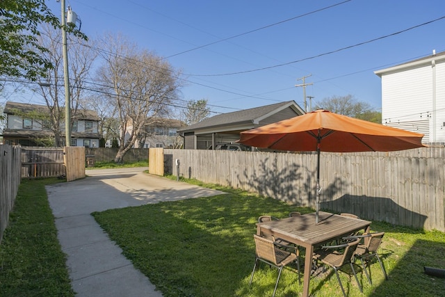 view of yard featuring a patio area