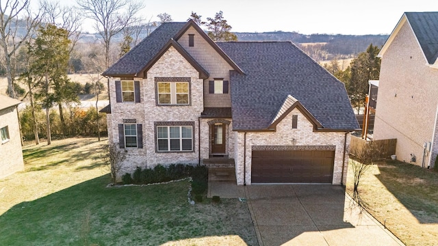 view of front of property featuring a front yard