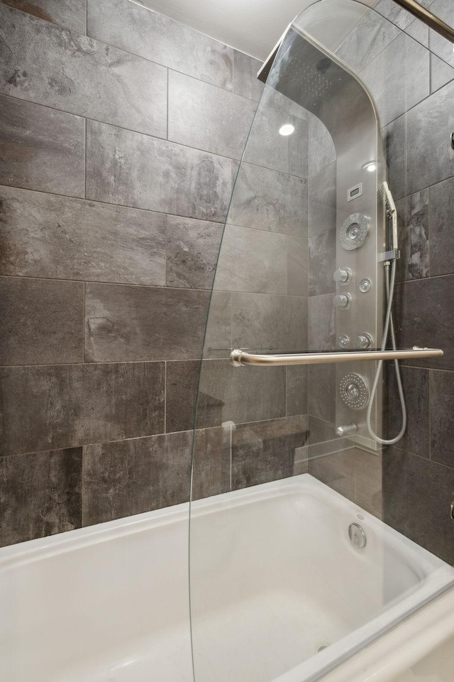 bathroom with tiled shower / bath