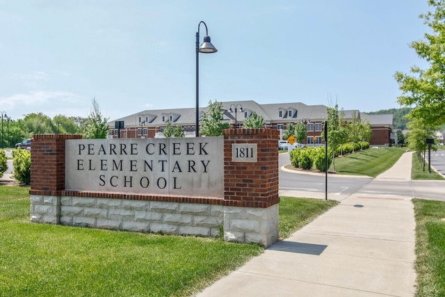 community sign with a yard