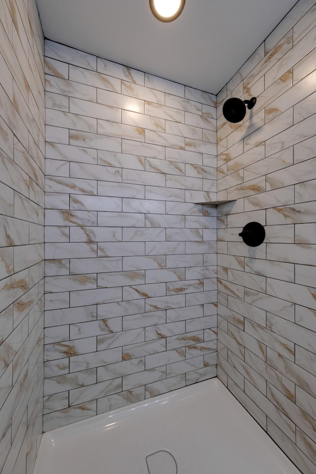 bathroom featuring a tile shower