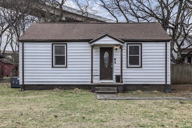 view of front of property featuring a front lawn