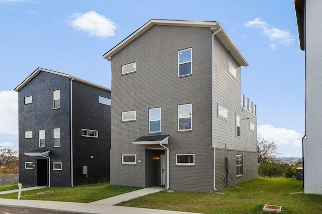 view of front facade featuring a front lawn