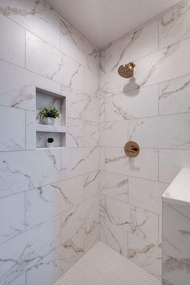 bathroom featuring tiled shower