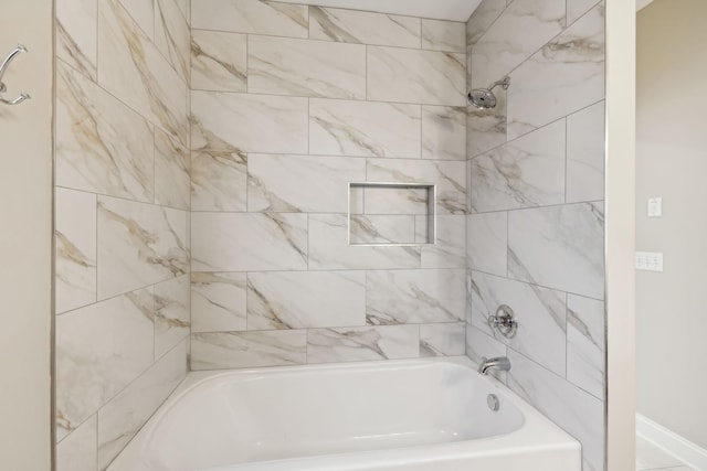 bathroom with tiled shower / bath combo