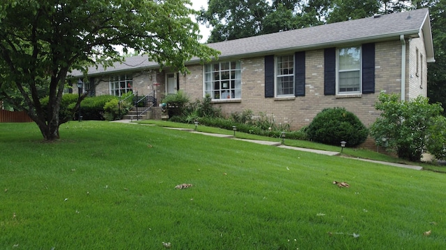 ranch-style house featuring a front yard