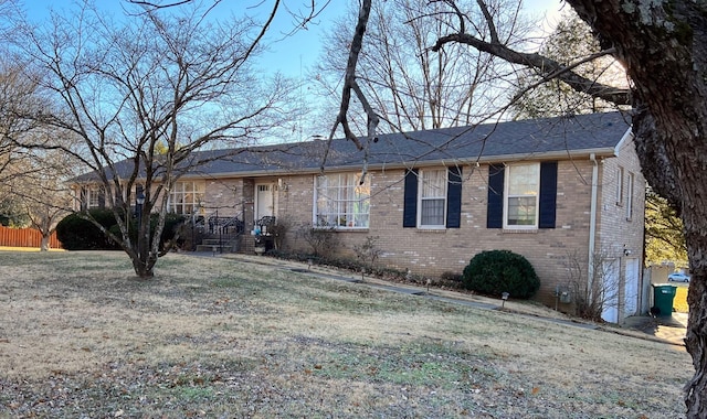 ranch-style home featuring a front lawn