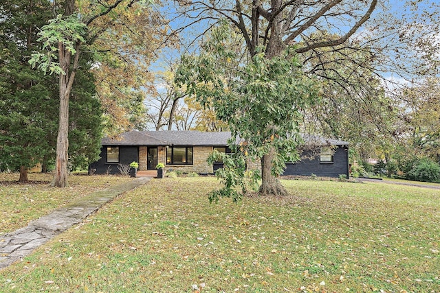 view of front of property with a front yard