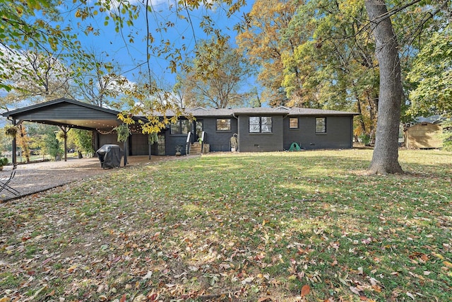 view of front of house with a carport and a front yard